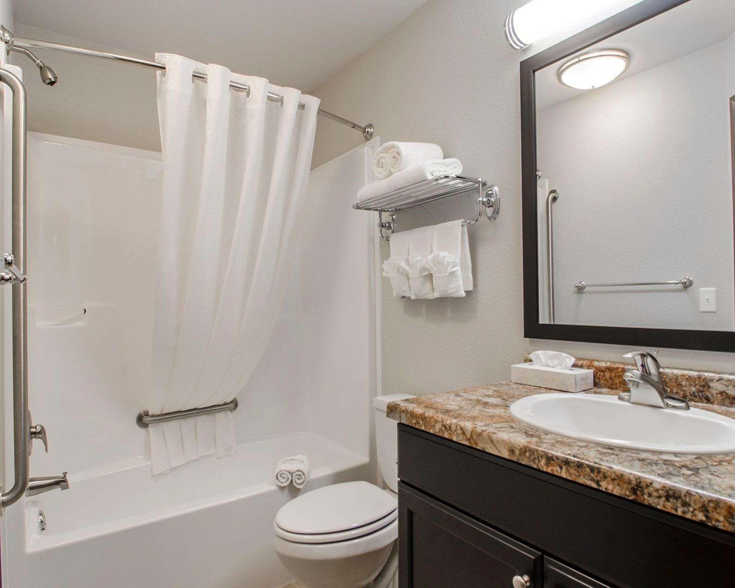 Quality Inn & Suites Estevan Kültér fotó